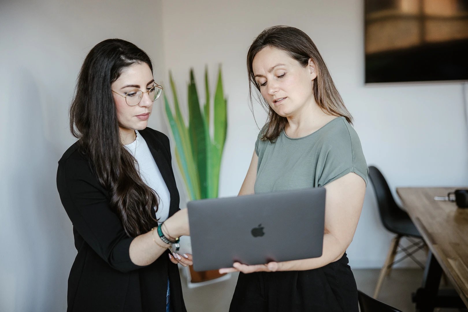 Lara Valsimidis und Julia Schrörs